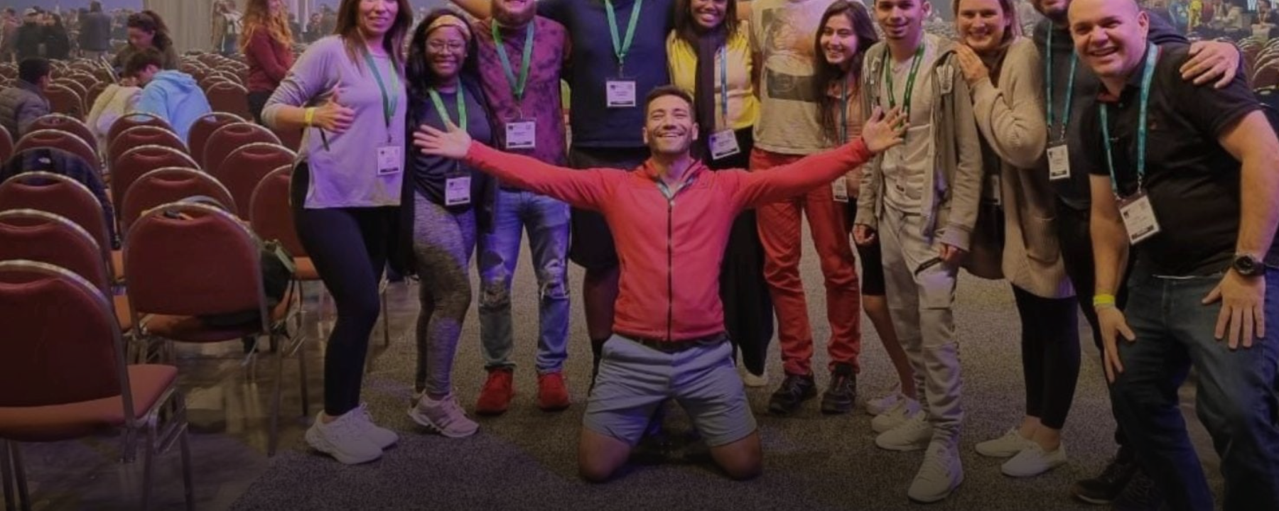Juan Pablo Belmar en el evento Unleash the Power Within de Tony Robbins, con el grupo de coaches